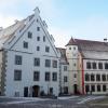 Der Gebäudeteil links ist das oft fälschlicherweise Neuffenschloss genannte Alte Schloss in Weißenhorn. Im Vorgängerbau befand sich der Sitz des Berthold von Neuffen. Hörner im Weißenhorner Stadtwappen erinnern noch an die Herren von Neuffen. 	