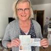 Transfrau Johanna Baader aus Großkötz ist stolz über ihren neuen Ausweis. 
