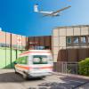 Diese Fotomontage zeigt, wie eine Drohne über das Klinikum in Ingolstadt fliegt. Im Rahmen eines Projekts soll erprobt werden, wie der Medikamententransport vonstattengehen könnte.