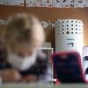 In vielen bayerischen Klassenzimmern gehören Luftreiniger zum Alltag. 