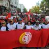 Mitglieder des Gewerkschaftsverbands UGTT nehmen in Tunis an einer Demonstration gegen die Politik von Präsident Kais Saied teil.