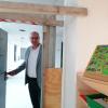Bissingens Bürgermeister Stephan Herreiner an der Tür in "zwei Welten": Direkt im Anschluss an die bestehende Kindertageseinrichtung entsteht ein neuer Erweiterungsbau in Bissingen. 