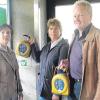 Christine Gumpp, Regina Ehleiter und Erhard Zwerger (von links) mit den neuen Defibrillatoren. 