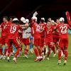 Die Mannschaft des FC Bayern jubelt über den Sieg gegen Bayer Leverkusen im Pokalfinale.
