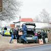 Akten haben Polizeibeamte bei der Durchsuchung des Bauernhofes in Dietmannsried gesichert.  	