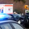 Ein Radfahrer hat am Donnerstag in Täfertingen versucht, sich zwischen zwei stehenden Autos durchzuschlängeln. 