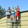 Beim Ferienprogramm in der Kläranlage Höchstädt: (von links) Tobias, Michael, Bastian und Anno, die das Schlammbecken anschauen. 	