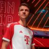 Bayern-Spieler Thomas Müller im Heimtrikot der Männer für die Saison 2023/24.