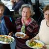 Ein Teil der Ehrenamtlichen des Projekts „Gemeinsam Genießen“: (von links) Thea Krämmer, Tosca Szmrecsanyi und Edith Konarkowski. Zweimal pro Monat kochen sie ein Drei-Gänge-Menü für Bedürftige.
