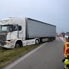 Ein Lkw kommt auf der A8 bei Oberelchingen von der Fahrbahn ab. Der Fahrer stirbt - wohl wegen eines medizinischen Notfalls.