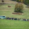 Asylsuchende werden im Oktober 2015 von der Polizei in Niederbayern nahe der österreichischen Grenze zu einer Notunterkunft geführt.