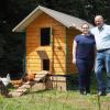 Stolz sind Anna Fackler und Josef Lachner auf den mobilen Hühnerstall, der nun acht Tieren in Otting ein Zuhause bietet.