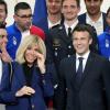 Brigitte Macron (L) neben ihrem Mann Emmanuel Macron, dem Präsidenten von Frankreich