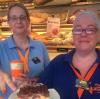 Marion Lachner (l.) und „Polly“ Pollhammer arbeiten in einer Bäckerei. Die Wespen dort sind ihnen lästig. 