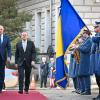 Bundesverteidigungsminister Boris Pistorius wird bei seiner Ankunft in Bosnien-Herzegowina von Verteidigungsminister Zukan Helez mit militärischen Ehren begrüßt.