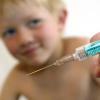 Möglicherweise steht bald ein Coronaimpfstoff auch für Kinder ab sechs Jahren zur Verfügung. Ob dieser auch wirklich eingesetzt werden sollte, ist unter Medizinern und Politikern allerdings umstritten.