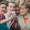 Jeder macht Selfies: Im Sommer posierte Kanzlerin Angela Merkel mit Schülern für ein Selbstporträt. 