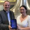 Extra aus London angereist: Organisatorin Anita Ujszaszi überbringt Brauereiinhaber Leopold Schwarz den Award in Form einer Glastrophäe.
