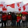 Schon im Juli demonstrierten einige Mitglieder der Gewerkschaft Nahrung-Genuss-Gaststätten vor den Toren der Bissinger Molkerei Gropper. Jetzt hat die NGG eine Unterlassungsklage eingereicht.