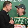 Der Mainzer Trainer Achim Beierlorzer im Gespräch mit FCA-Coach Martin Schmidt - zu erkennen am schicken Christmas Sweater.