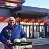 Josef Kapfer aus Schwenningen nach dem Einkauf im Höchstädter Norma. Vor wenigen Wochen ist der Supermarkt in der Innenstadt neu eröffnet worden. 