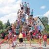 Ein „Sechseckseilzirkus“ ist die neueste Attraktion auf dem Pausenareal der Rainer Johannes-Bayer-Grundschule. Beim Sommerfest durften die Kinder erstmals die Anlage erklettern.  