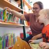 Carolin Böhme besucht mit ihrem vierjährigen Sohn Maximilian öfter die Stadtteilbücherei in Haunstetten. 