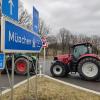 Am Mittwoch blockieren Landwirtinnen und Landwirte die A8-Auffahrt in Adelzhausen Richtung München. Auch am Dasinger Bauernmarkt wird demonstriert.