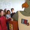 Nicht nur Jugendliche, auch Kinder bekundeten im Wahllokal der Grundschule in Ustersbach ihr Interesse an der U18-Wahl. Stolz steckte die achtjährige Leni Braun, aufmerksam beobachtet von Klassenkameraden, ihren Stimmzettel in die Wahlurne.