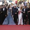 Die Jury auf dem Weg zur Preisverleihung: Paolo Sorrentino (l-r), Agnes Jaoui, Gabriel Yared, Fan Bingbing, Jury-Präsident Pedro Almodóvar, Jessica Chastain, Park Chan-wook, Maren Ade und Will Smith.