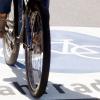 Riesige Piktogramme machen in Pfersee auf die Fahrradstraße aufmerksam. Doch rundum glücklich sind die Nutzer mit der neuen Errungenschaft nicht. 	