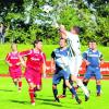 Hier greift Robert Dreer vor dem heranstürmenden Kneippstädter Torjäger Tim Dames zu (in rot) und faustet den Ball weg. Foto: Erich Wörishofer 