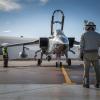 Ein Pilot und ein Techniker arbeiten in Incirlik in der Türkei an einem "Tornado" der Luftwaffe der Bundeswehr.