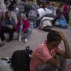 Flüchtlinge warten im Hafen von Piräus auf ihre Weiterreise in eines der überfüllten Lager.