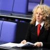 Die Schriftführerin und Bundestagsabgeordente Agnes Alpers bereitet sich mit roter Krawatte im Bundestag in Berlin auf ihr Amt vor.