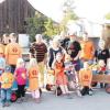 Der Jägermeisterclub mit Vorsitzendem Robert Treffler (Dritter von rechts) war fast vollzählig zum Gockelmarsch in Adelzhausen angetreten. 