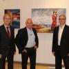 Der Dritte Bürgermeister Hans Mesch, Künstler Bernhard Maria Moehnle und Professor Wilhelm Wazel (von links) stehen bei der Eröffnung der Vernissage im Höchstädter Schloss vor dem Gemälde „Der Antichrist“. 