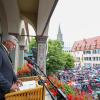 Ulms Oberbürgermeister Gunter Czisch hielt am Montag seine zweite Schwörrede auf dem Weinhof. Trotz Regens war der Platz gut gefüllt. 