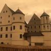 Im Wertinger Schloss findet ein interaktiver Krimi-Workshop der Vhs Donau-Zusam statt. Dazu passt der vom Saharastaub düster, gelblich gefärbte Himmel, vor dem das Schloss im März zu sehen war. 