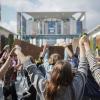 Teilnehmer einer Fridays for Future-Demonstration bilden eine Menschenkette vor dem Kanzleramt.  