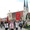 Einzug mit der Altöttinger und der Unterbernbacher Marienfahne, sowie den weiteren Fahnen und Kreuzen der Wallfahrtsgruppe 3 an der Spitze des Pilgerzuges, in die Basilika Altötting.