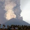 Eine riesige Rauchsäule steigt über dem Vulkan Mount Agung auf der Urlauberinsel Bali auf und zeugt von zunehmender Aktivität des Vulkans. Der Flughafen in Denpasar ist gesperrt.