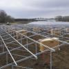 Der Solarpark Irsingen III, der zwischen Autobahn A96 und Bahnlinie liegt, ist fast fertig. Bis zu zwei Megawatt soll die Photovoltaik-Anlage bringen. 	
