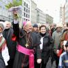 Konrad Zdarsa kann auch leutselig sein: der Bischof am Tag seiner Amtseinführung 2010 beim Spaziergang durch Augsburg.