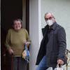 Fritz Fischer von den Helfenden Händen übergibt „Ebbas Warms“ an die 95-jährige Anna Bachinger in Wörnitzostheim, die sich immer sehr darauf freut.  	