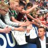 Hat eigentlich keine Chance gegen den TSV Zusmarshausen: FCA-Trainer Markus Weinzierl. Ob ihn die Fans nach der zu erwartenden Pleite immer noch so feiern werden?