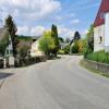 An der Hauptstraße im Pöttmeser Ortsteil Handzell gibt es keinen Gehweg. Das soll sich erst im Zuge der Dorferneuerung ändern. Bis dahin soll die Parksituation an der Straße unverändert bleiben, um den Verkehr etwas zu verlangsamen.