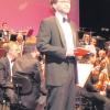 Kinderkonzert-Moderator Florian Stern – immer am Ohr des Dirigenten Drcar. 