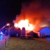 Zu einem Großbrand ist es am Mittwochabend in Dietenheim gekommen - Einsatzkräfte versuchten, das Feuer zu löschen.