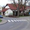 Der Stadtrat Rain favorisiert nun in der Ziegelmoosstraße einen Zebrastreifen als Querungshilfe für Fußgänger. 